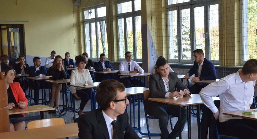Maturzyści  z Zespołu Szkół w Czerwińsku nad Wisłą przed  pierwszym wielkim sprawdzianem życiowym.