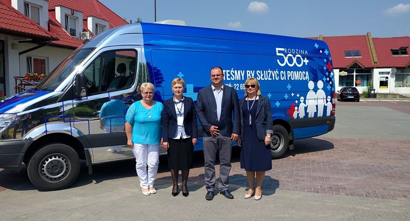 Bus 500+ podjechał pod Urząd Gminy w Czerwińsku. Serdecznie zapraszamy 