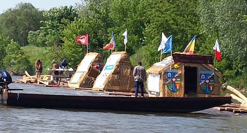 Płynie po Wiśle Flis 400-lecia Ulanowa