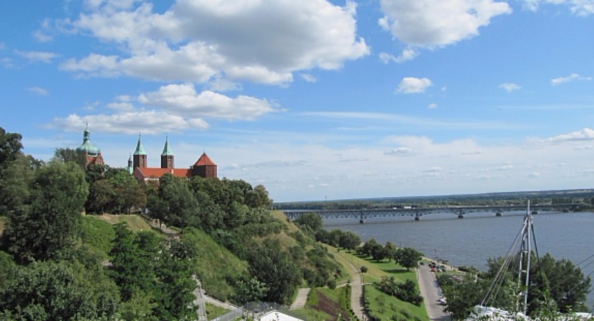 Hybrydowe cacko na ulicach Płocka.