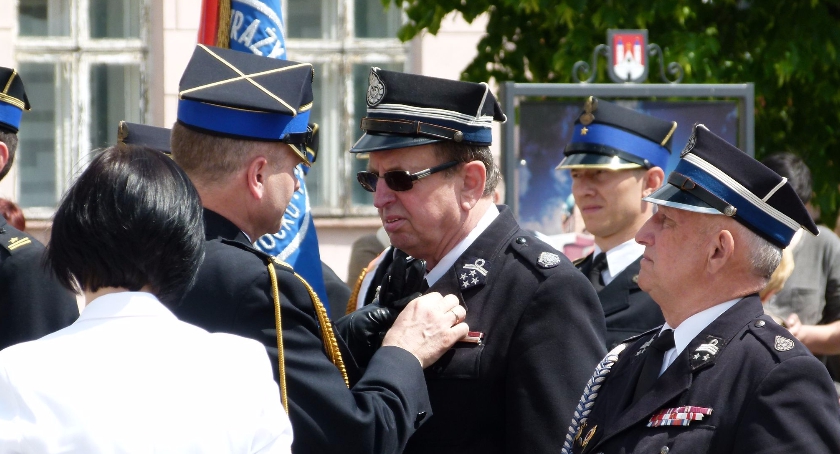 Odznaczeni za służbę.