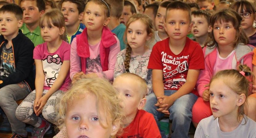 Tom Justyniarski, pisarz i  obrońca zwierząt z wizytą w Małej Wsi.
