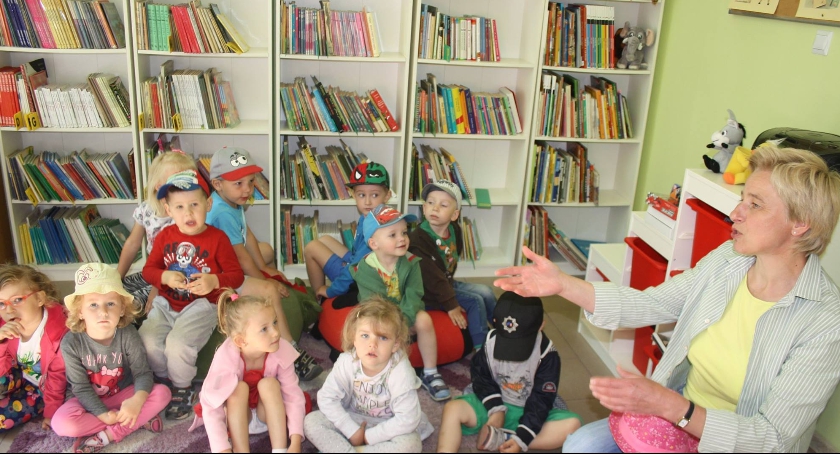 Przedszkolaki w bibliotece.