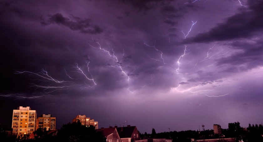 Ostrzeżenie przez gwałtownymi burzami