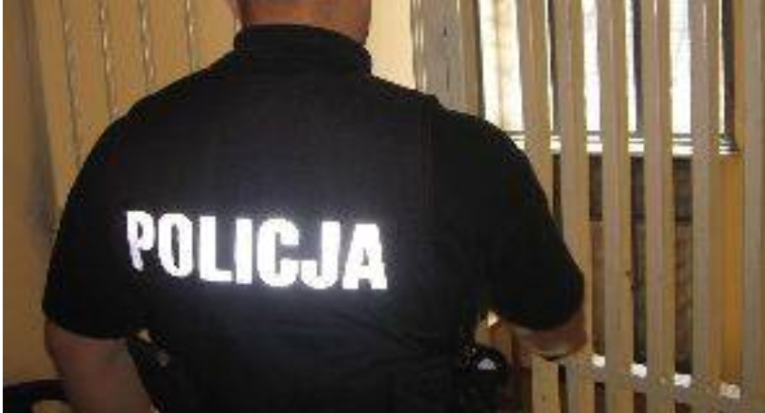 Nienaganna postawa policjanta .