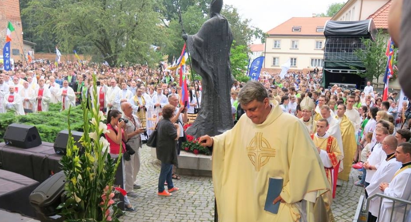 Msza święta wypełniająca Wzgórze Tumskie