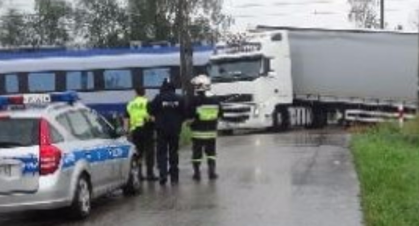 Pociąg  uderzył w tył naczepy samochodu.