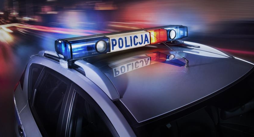 Uciekał przez miasto na quadzie, zniknął w lesie.