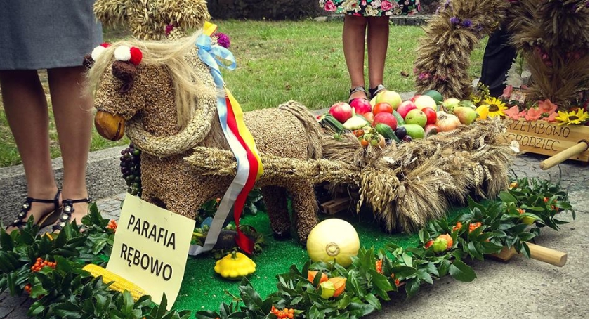 Wieniec parafii Rębowo na dożynkach w Czerwińsku.