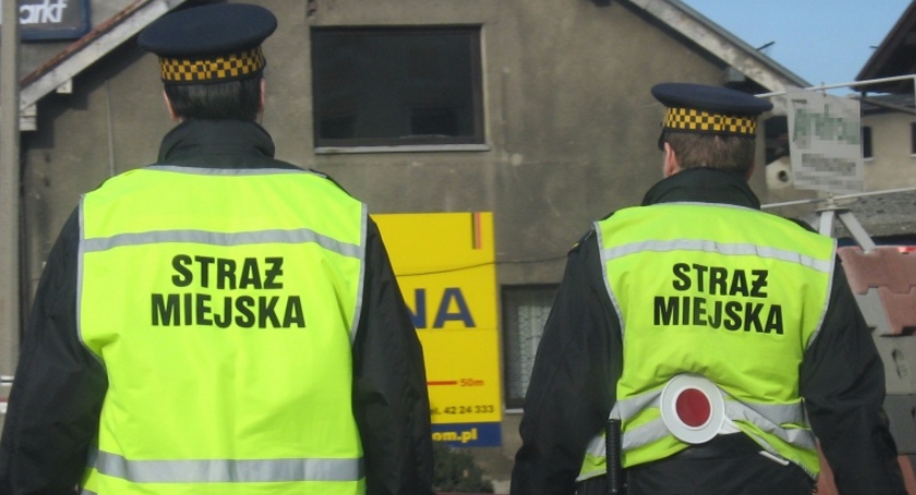 Straż miejska rozdaje lampki zamiast mandatów? Rowerzyści są oburzeni.