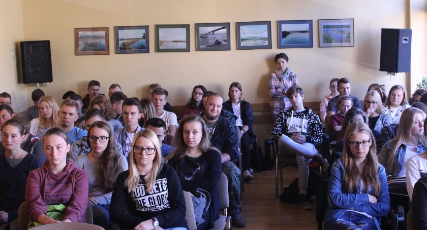 „Czytanie łączy pokolenia” - w  Zespóle  Szkół im. Jana Śniadeckiego w Wyszogrodzie · 