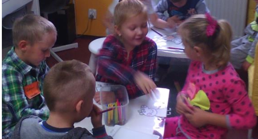 Pierwsza wizyta przedszkolaków w bibliotecznym Bajkowym Kąciku .