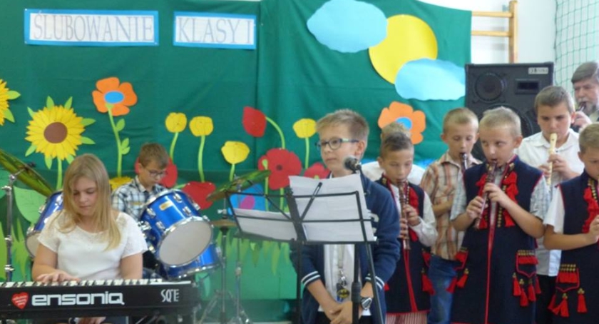 Święto Szkoły w Rogozinie - porywający koncertów zespołów muzycznych
