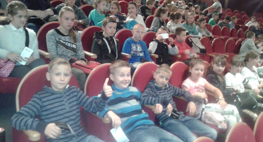 Wycieczka do Teatru Dramatycznego dzieci z Chociszewa.