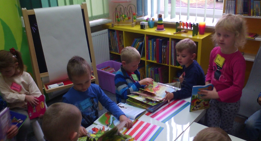  Maluchy z oddziału przedszkolnego z grupy „0 C” w bibliotece w Bulkowie.