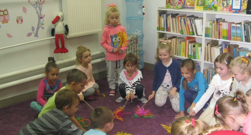 „Tajemnicza podróż po krainie baśni i bajek w bibliotece w Bulkowie.