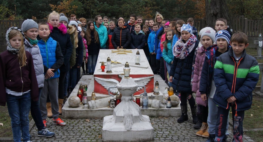  Na mogiłach żołnierzy poległych w obronie Ojczyzny zapalili ognie pamięci .