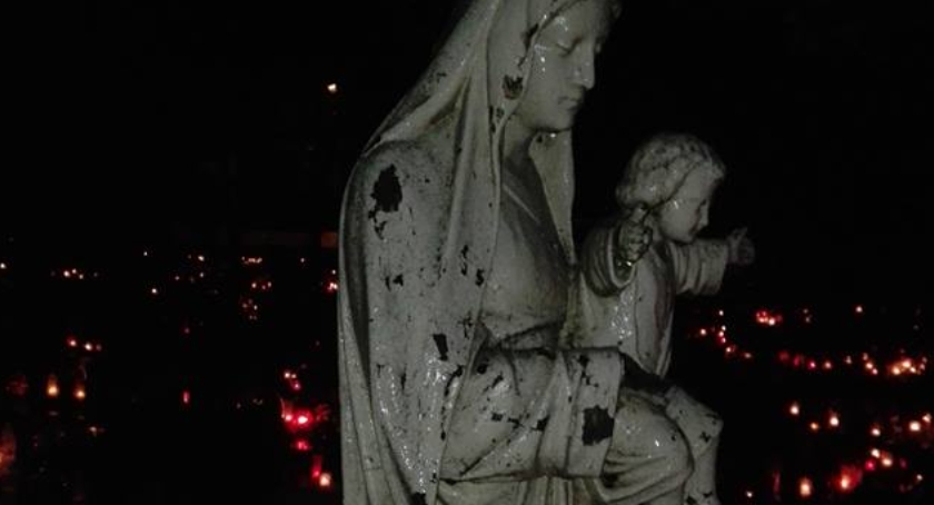 Wyszogrodzki cmentarz nocą po Uroczystościach Wszystkich Świętych.