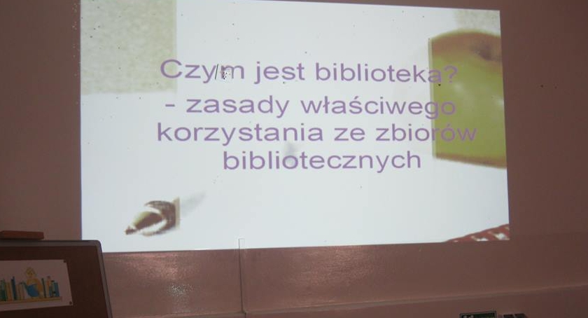 Zasady prawidłowego korzystania ze zbiorów bibliotecznych.
