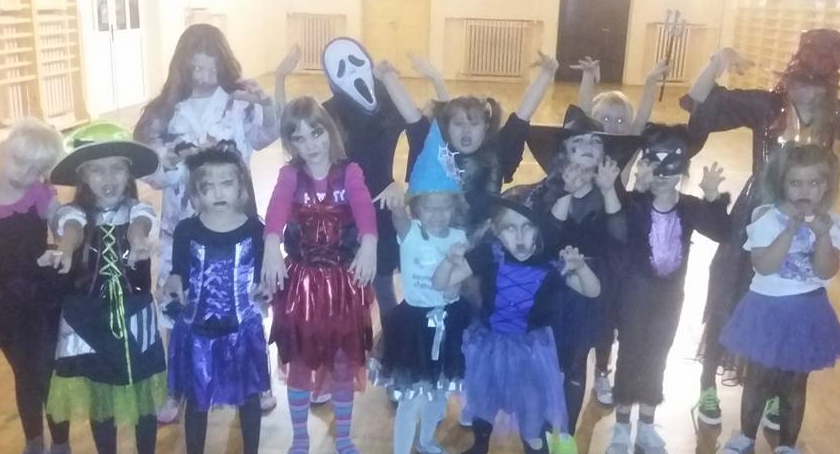Grupa taneczna Czaderki i Kruszyny działająca przy GCKiS w Bodzanowie w Halloween .