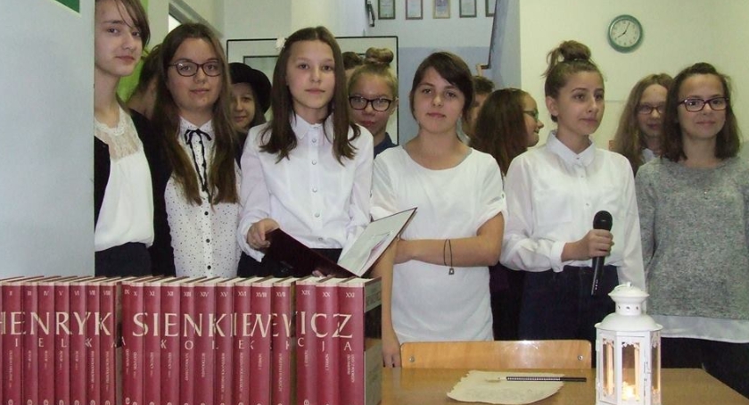  Uroczysty apel z okazji obchodów 