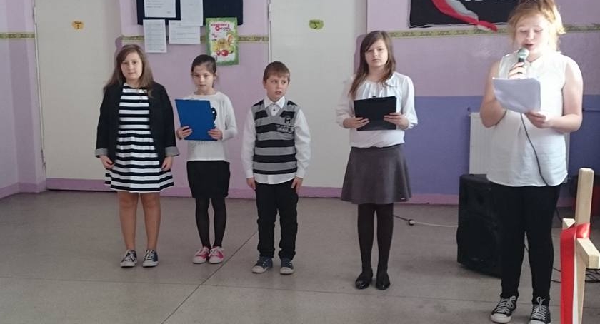 Uroczysty apel z okazji obchodów Święta Niepodległośc  w Nowym Radzikowie