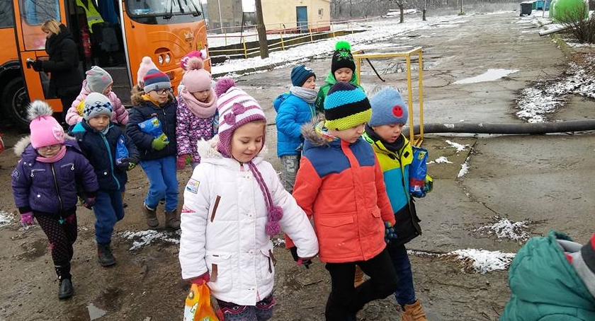 Przedszkolaki odwiedzają schronisko .