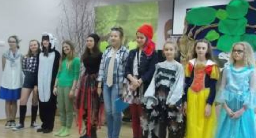 Klasa VI a SP w Wyszogrodzie w przedstawieniu 