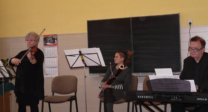  Muzycy z Płockiej Orkiestry Symfonicznej gościli w Szkole Podstawowej  w Rębowie.