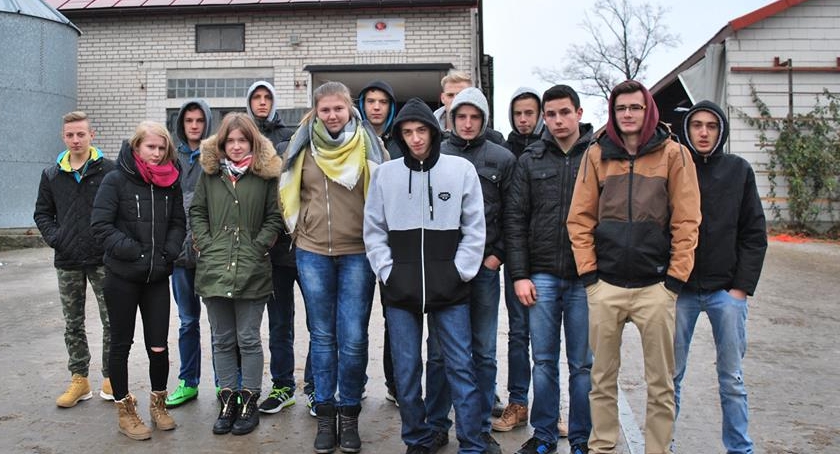 Zespół Szkół Czerwińsk na wycieczce w gospodarstwie rolnym .