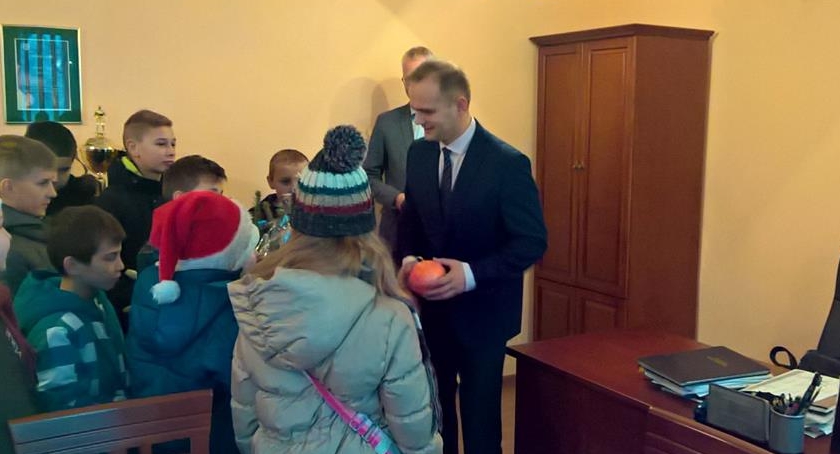  Kolędnicy z Zespołu Szkolno-Przedszkolnego w Rogozinie w Urzędzie Gminy w Radzanowie.