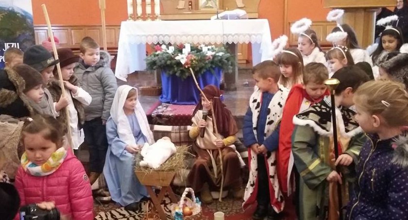 Jasełka w wykonaniu przedszkolaków w kościele parafialnym w Małej Wsi.