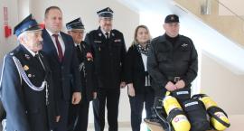 Zdjęcie przedstawia: Przekazanie sprzętu specjalistycznego dla jednostek z Gminy Bulkowo