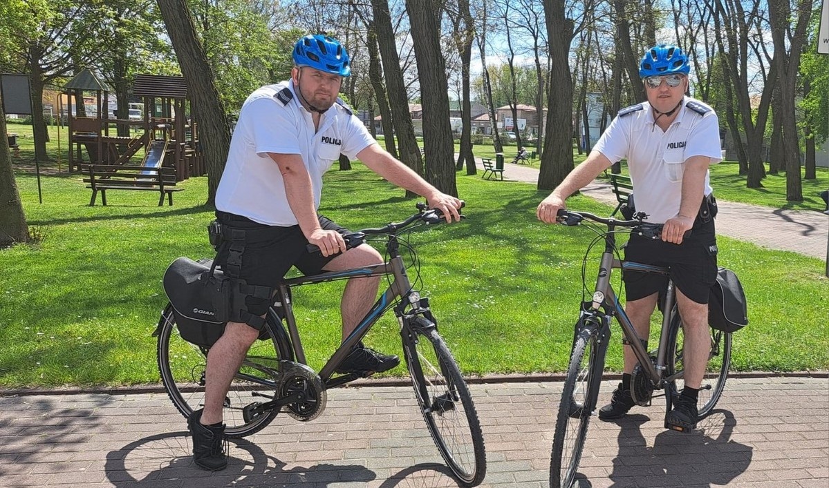 POLICJANCI PRZESIEDLI SIĘ NA ROWERY. DOTRĄ W KAŻDE MIEJSCE