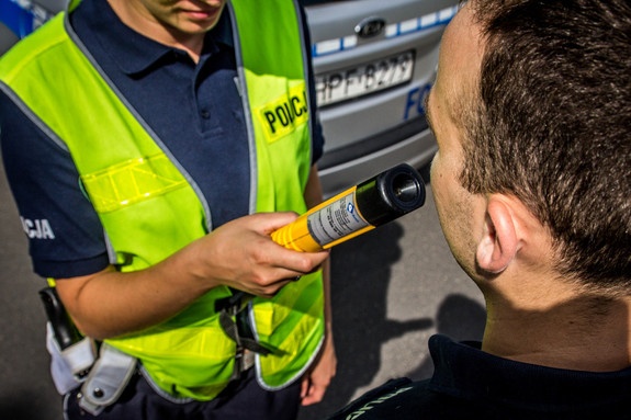 UCIEKAJĄC PRZED POLICJĄ, WJECHAŁ DO ROWU