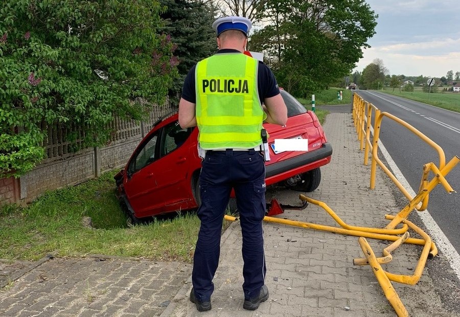 DWAJ PIJANI KIEROWCY ZATRZYMANI. JEDEN Z NICH JAZDĘ ZAKOŃCZYŁ W ROWIE