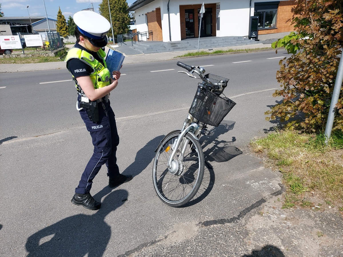 WYPADEK W WIERUSZOWIE. POTRĄCONA ROWERZYSTKA TRAFIŁA DO SZPITALA