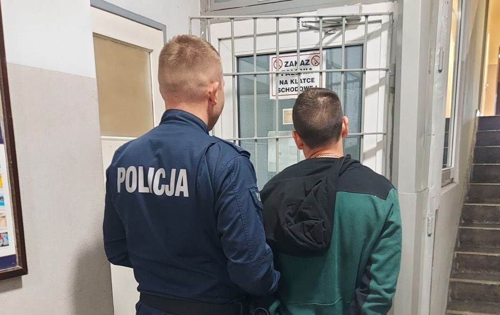 PIJANY WJECHAŁ W SAMOCHODY NA POBOCZU. ZNAMY SZCZEGÓŁY ZDARZENIA!