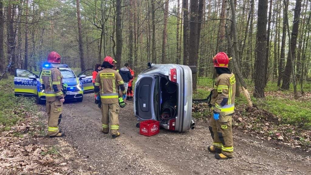 PIJANY KIEROWCA BMW Z IMPETEM UDERZYŁ W DRZEWO