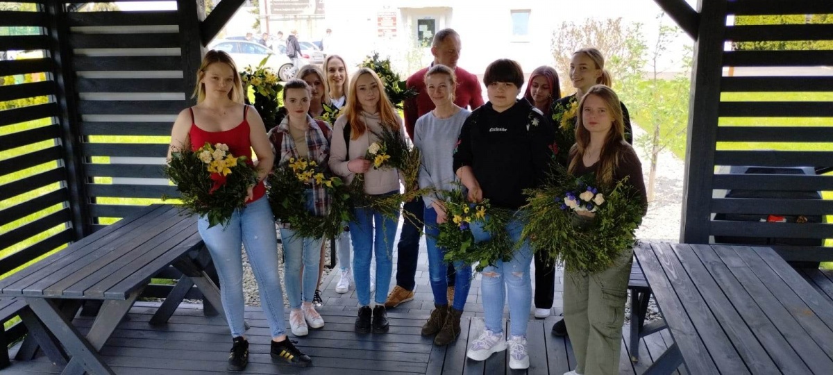 DOWIEDZIAŁY SIĘ NA CZYM POLEGA PRACA W KWIACIARNI