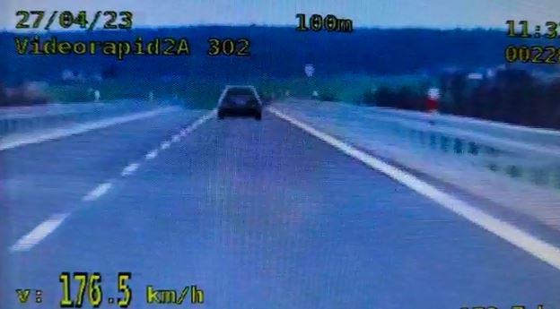 PĘDZIŁ 176 KM/H. ZAPŁACI WYSOKI MANDAT!
