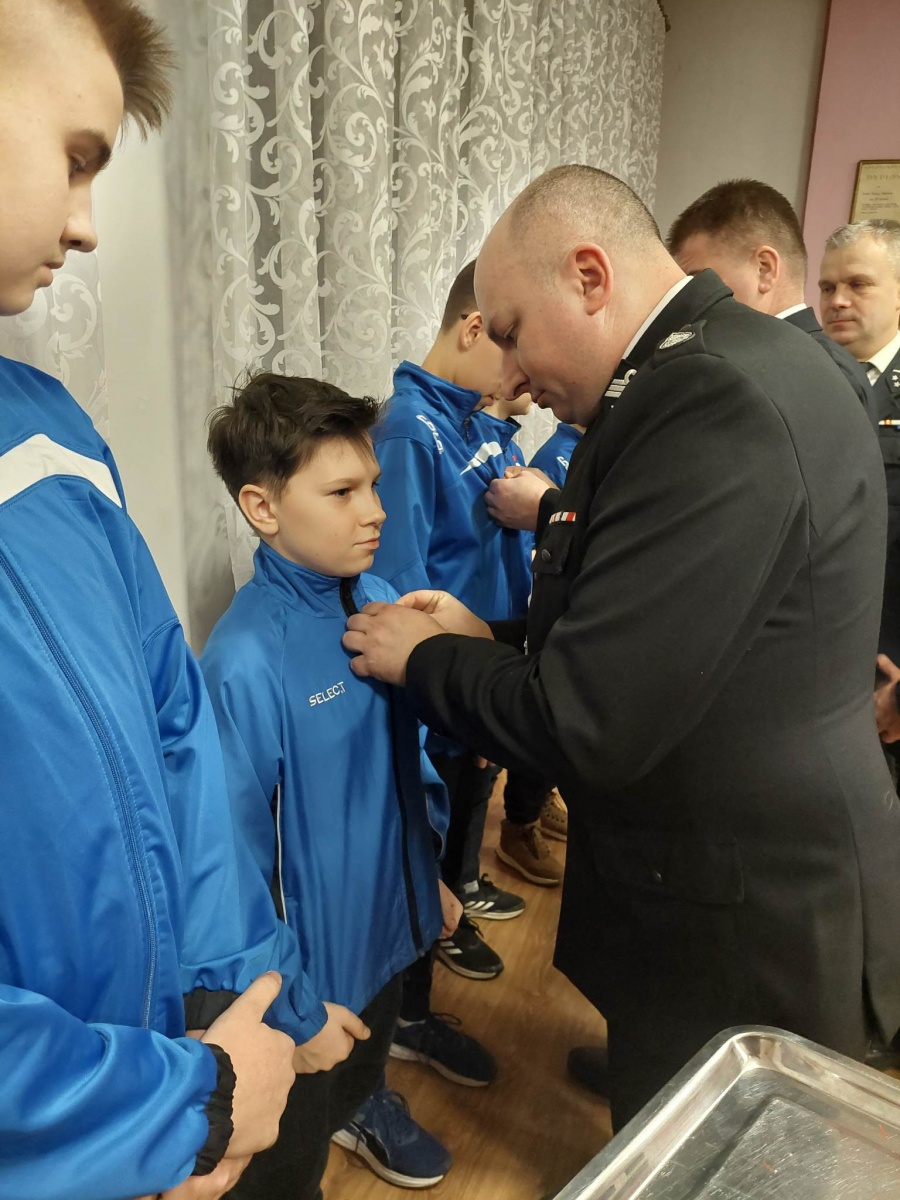 STRAŻACY Z WICHERNIKA ODEBRALI ODZNACZENIA