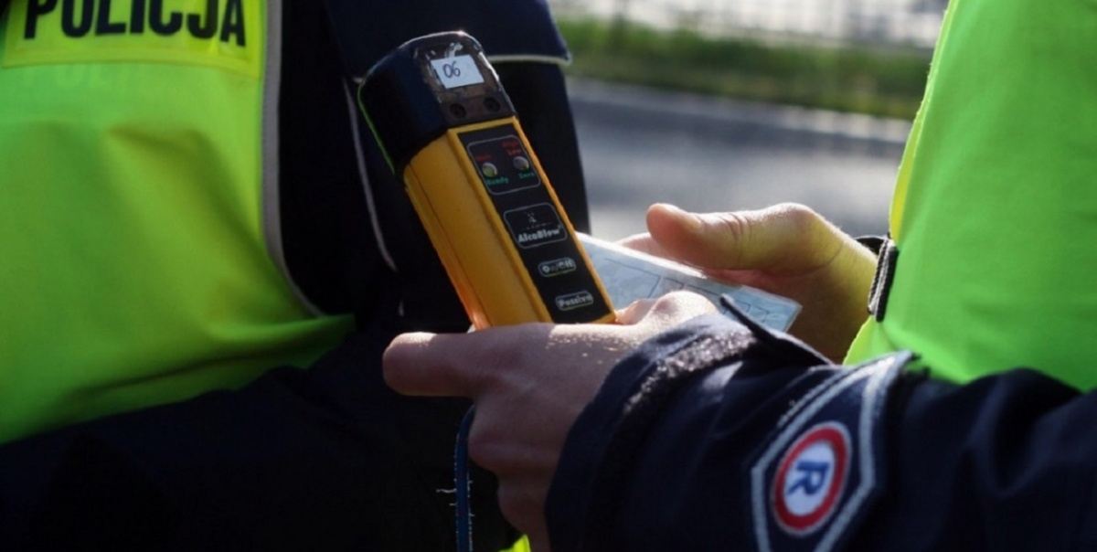 PRZYJECHAŁ, ZATANKOWAŁ I KUPIŁ ALKOHOL. KASJERKA ZADZWONIŁA PO POLICJĘ!