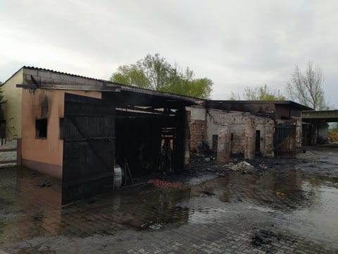 POŻAR STRAWIŁ GARAŻ WRAZ Z POJAZDAMI