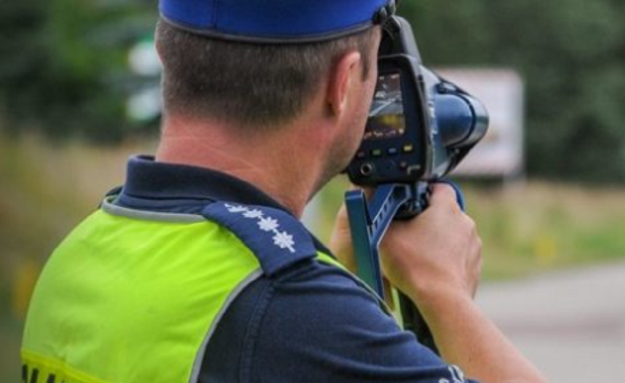 JECHAŁ 109 KM/H W TERENIE ZABUDOWANYM. STRACIŁ PRAWO JAZDY!