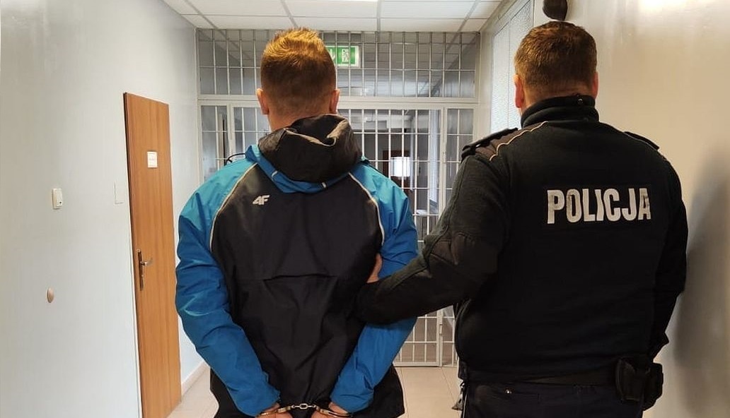 PIJANY UCIEKAŁ PRZED POLICJĄ. SCHOWAŁ SIĘ... W ŁÓŻECZKU DZIECIĘCYM