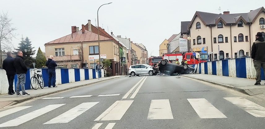 WYPADEK NA SKRZYŻOWANIU. DWÓCH RANNYCH W SZPITALU