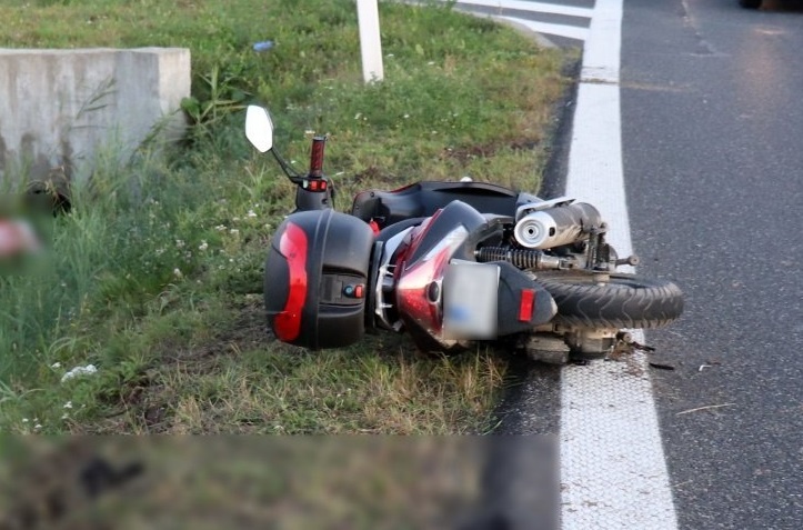 66-LETNI MOTOROWERZYSTA ZDERZYŁ SIĘ Z OSOBÓWKĄ. ZMARŁ W SZPITALU