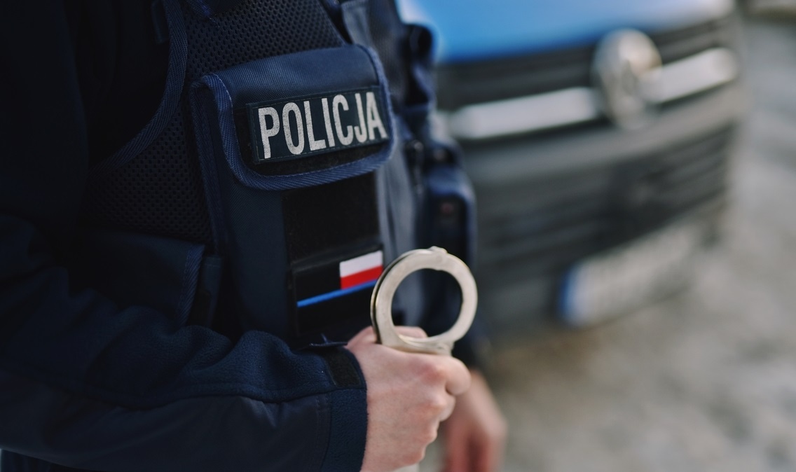 STARANOWAŁ DRZEWA I UDERZYŁ W OGRODZENIE. NIE MIAŁ PRAWA JAZDY!