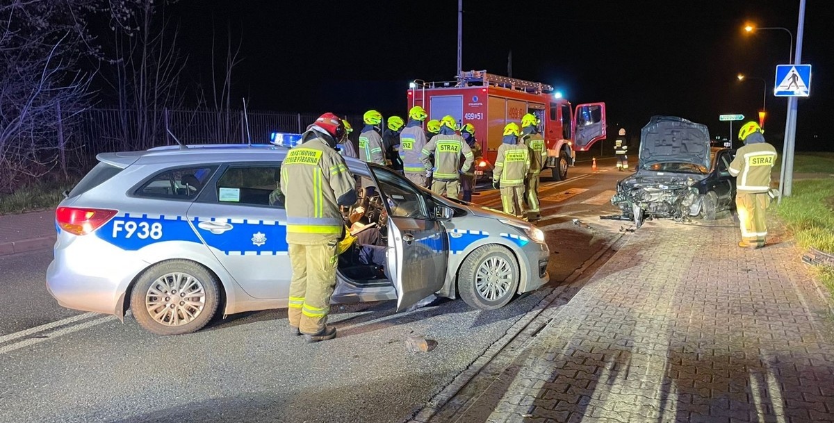 22-LETNI KIEROWCA Z GMINY RZĄŚNIA BYŁ PO ALKOHOLU. SPOWODOWAŁ WYPADEK